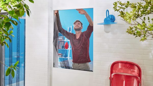 Комфортна мрежа против насекоми tesa Hook & Loop Comfort за прозорци, с лента за закачане и примка, Сваляща се без оставяне на следи, Миеща се и многократна употреба, Размери: 1м:1м