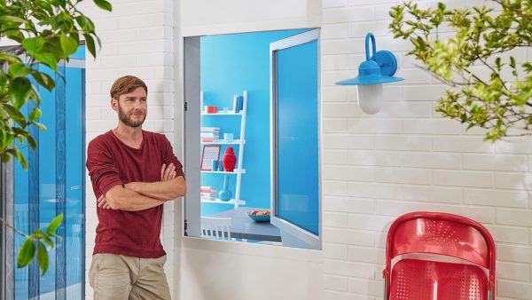 Комфортна мрежа против насекоми tesa Hook & Loop Comfort за прозорци, с лента за закачане и примка, Сваляща се без оставяне на следи, Миеща се и многократна употреба, Размери: 1м:1м